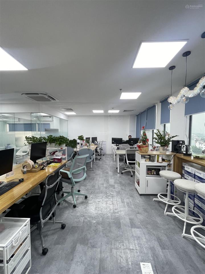 Cho thuê văn phòng đường trần não, quận 2, sẵn fiout 3 phòng, dt 135m2