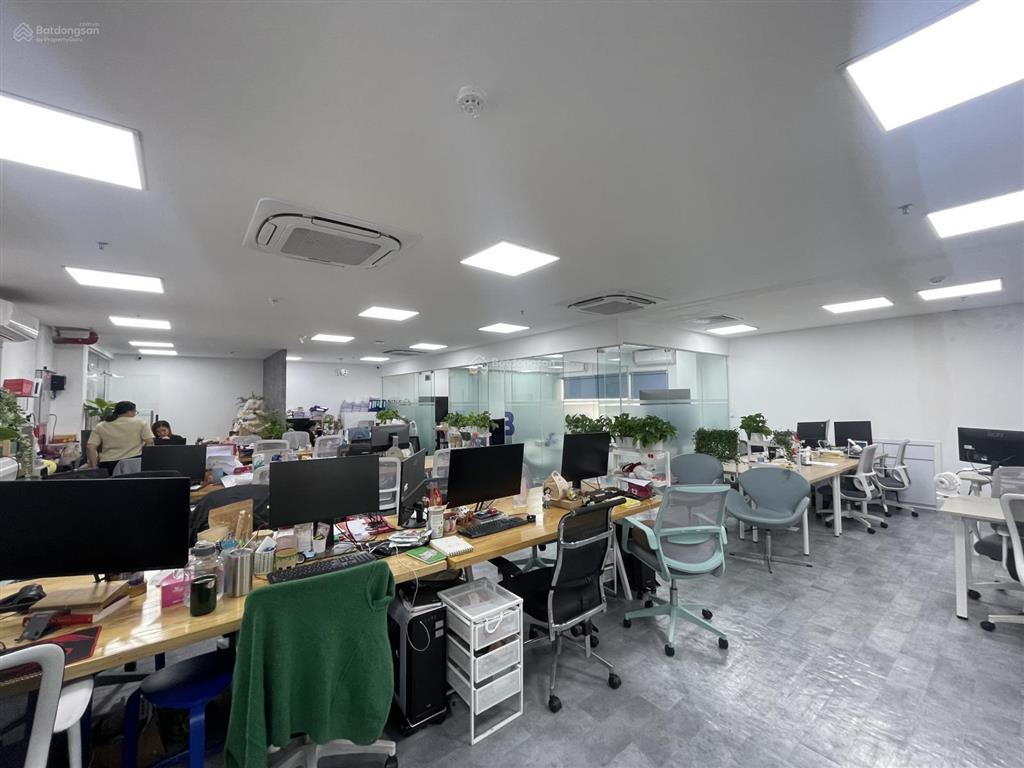 Cho thuê văn phòng đường trần não, quận 2, sẵn fiout 3 phòng, dt 135m2