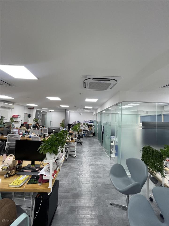 Cho thuê văn phòng đường trần não, quận 2, sẵn fiout 3 phòng, dt 135m2