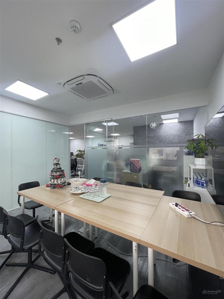 Cho thuê văn phòng đường trần não, quận 2, sẵn fiout 3 phòng, dt 135m2