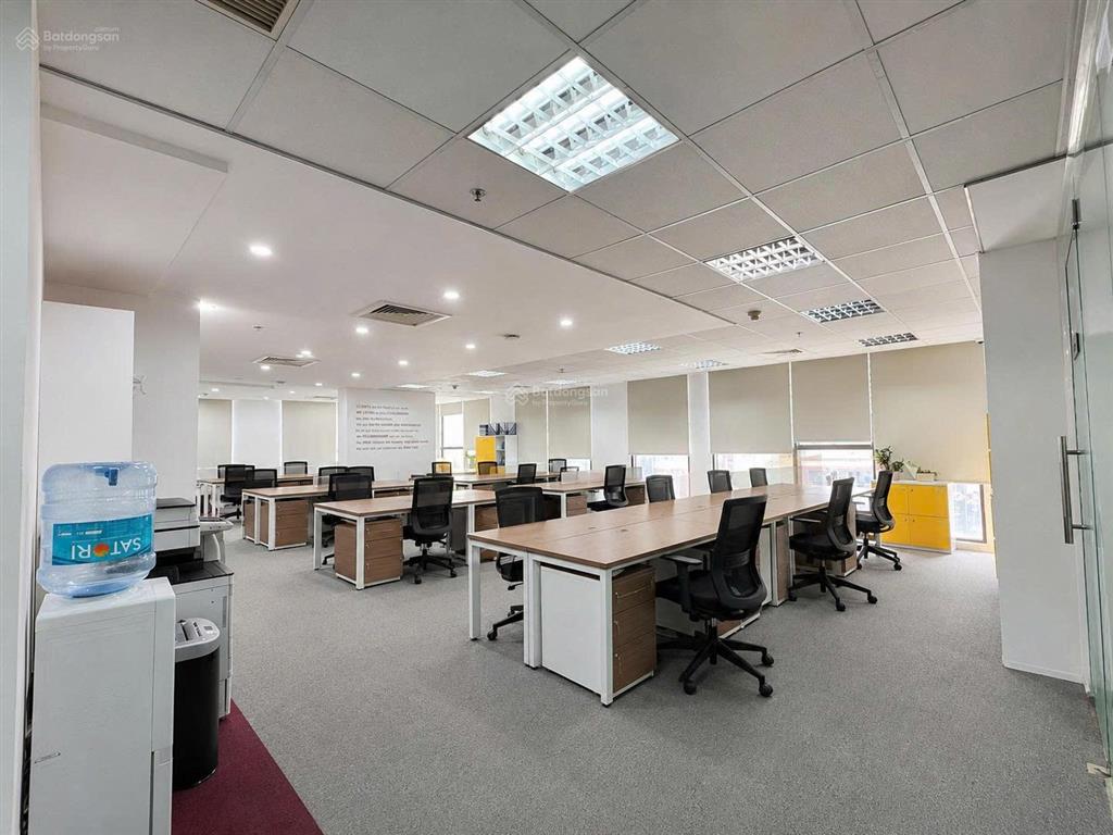 Cho thuê văn phòng nkkn, quận 3. giá tốt || 230m2  sẵn nội thất 50 ns, vào làm việc ngay