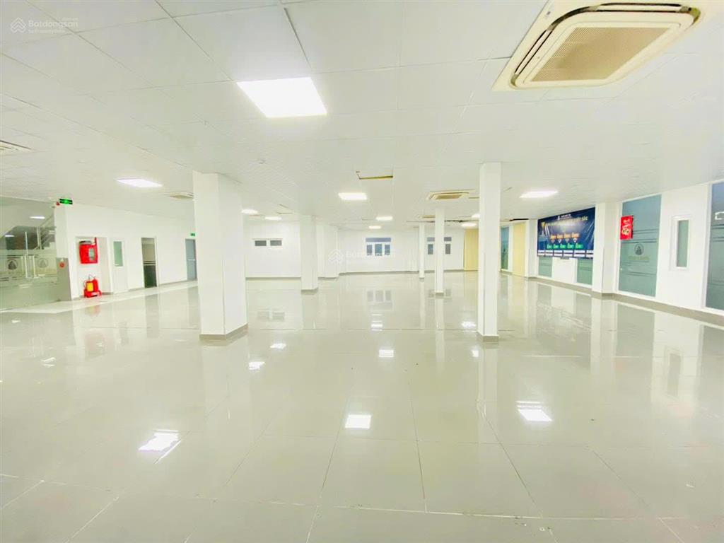 Cho thuê văn phòng tầng trệt 400m2 || phú nhuận  giáp quận 3 || trong tòa văn phòng
