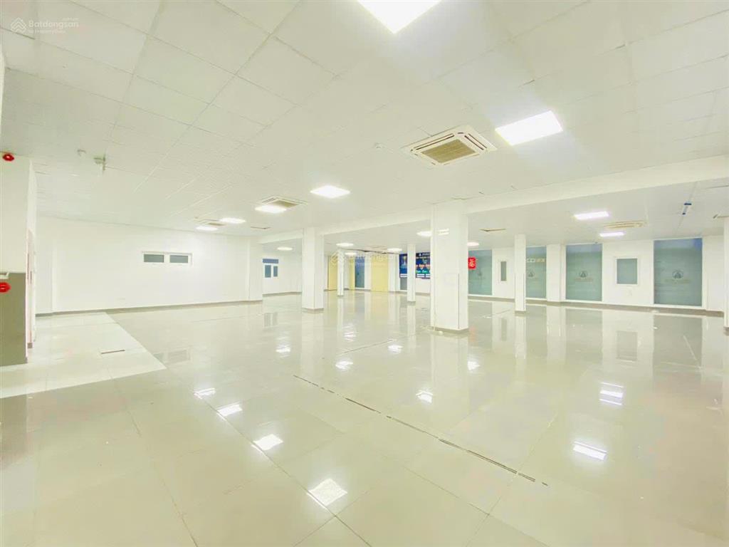 Cho thuê văn phòng tầng trệt 400m2 || phú nhuận  giáp quận 3 || trong tòa văn phòng