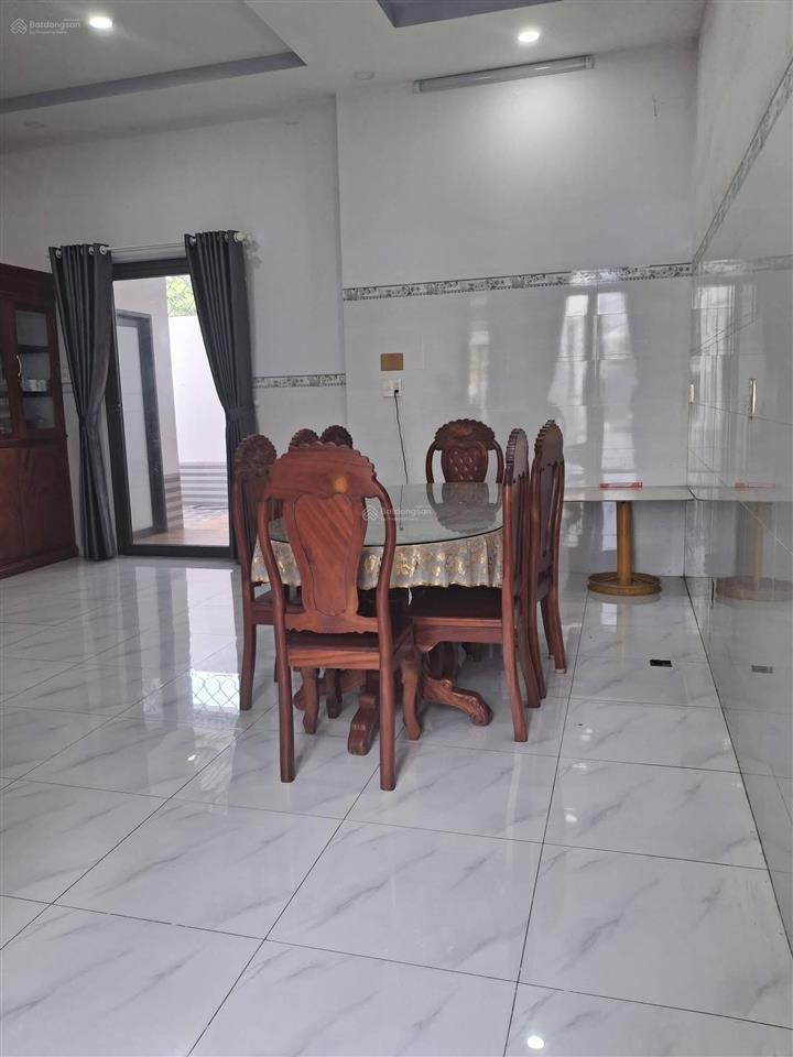 Cho thuê nguyên căn biệt thự(304m2)full nội thất. giá 10triệu gần aeon tân an