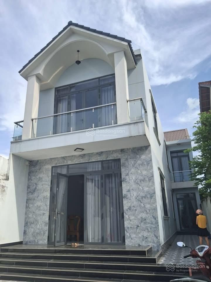 Cho thuê nguyên căn biệt thự(304m2)full nội thất. giá 10triệu gần aeon tân an
