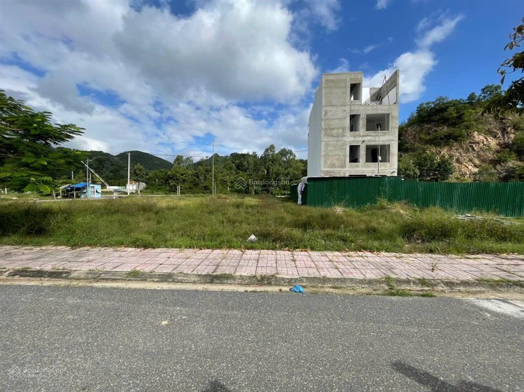 Bán lô bt ven sông tắc  đã có sổ con dt 280,8m2 hướng nam giá 34tr/m2