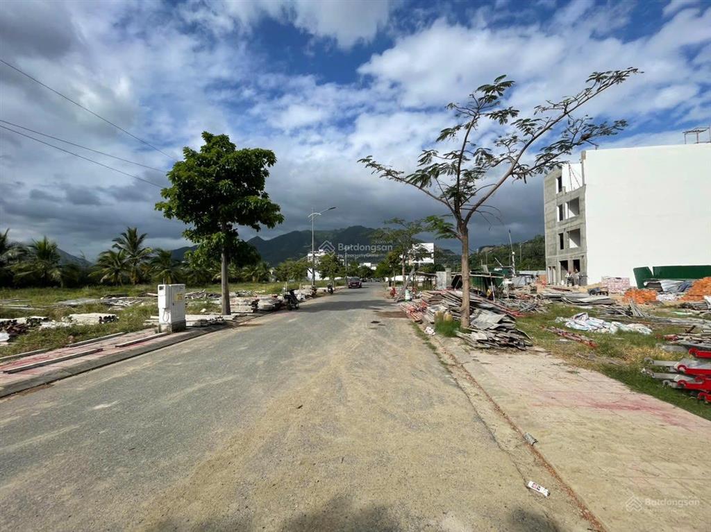 Bán lô bt ven sông tắc  đã có sổ con dt 280,8m2 hướng nam giá 34tr/m2