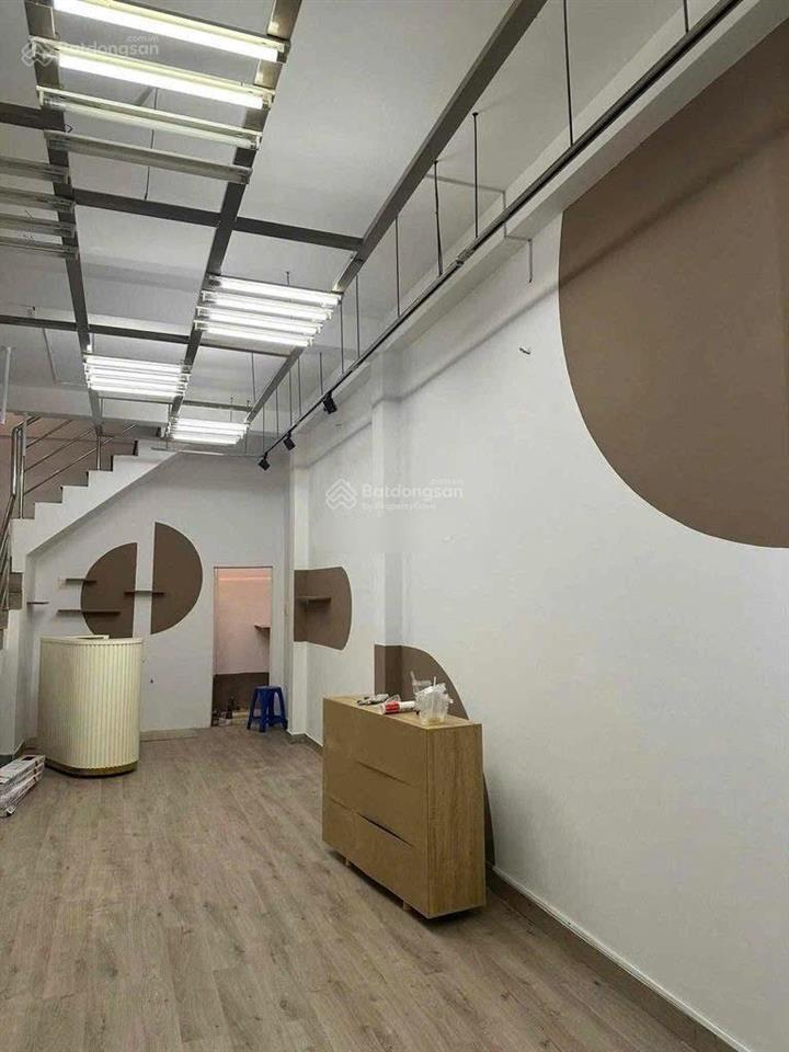 Mặt tiền cmt8 q3, kd tự do, gần toà nhà viettel, trệt 2 lầu suốt, phù hợp spa, shop, vp