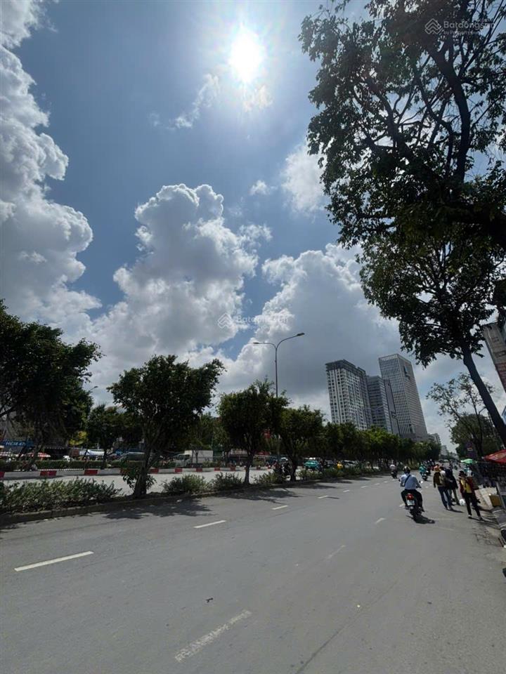 Mặt tiền hoàng sa q3, đoạn 2 chiều gần hai bà trưng, ngang 5x4m, trệt 2 lầu