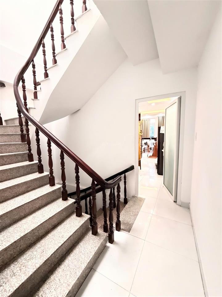 Hạ 1 tỷ về 10 tỷ. ngay bàu cát, đồng đen, hẻm 1/ xe hơi. có thang máy xịn 72m2, 4 tầng đúc