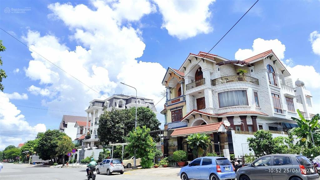 Bán biệt thự sân vườn lô góc 2 mặt tiền đường lê thị riêng  15x20m