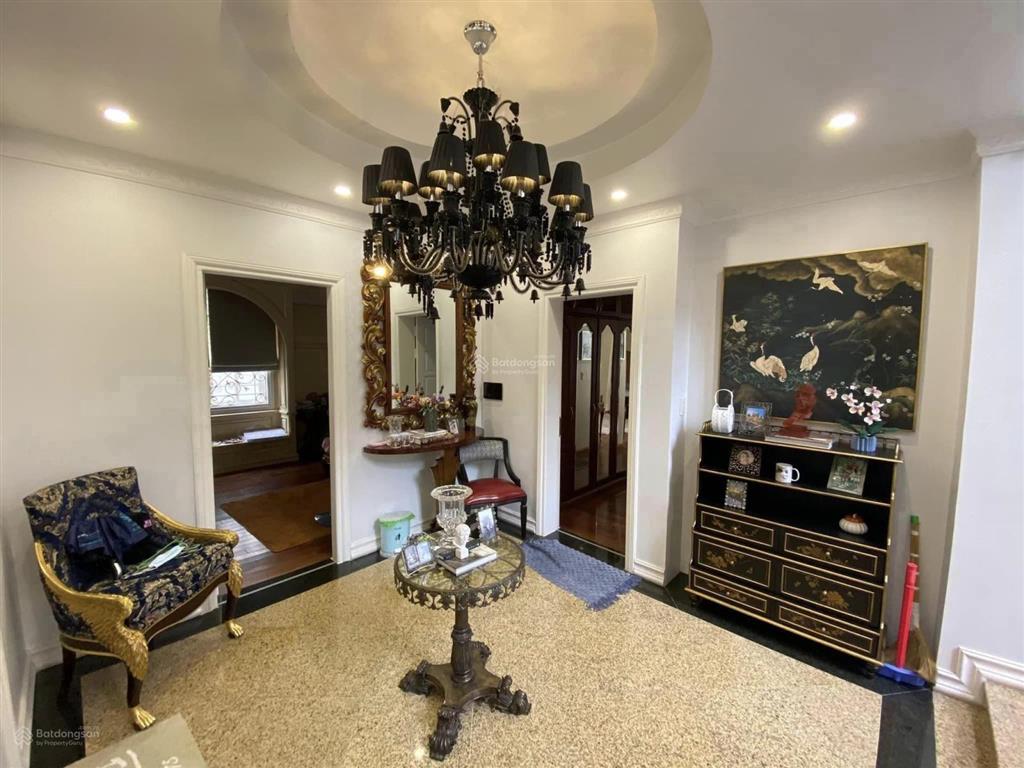 Biệt thự vip vườn đào, 2 mặt tiền, thang máy, nội thất xịn sò, 400m, 6 tầng, mt20m, giá hợp lý