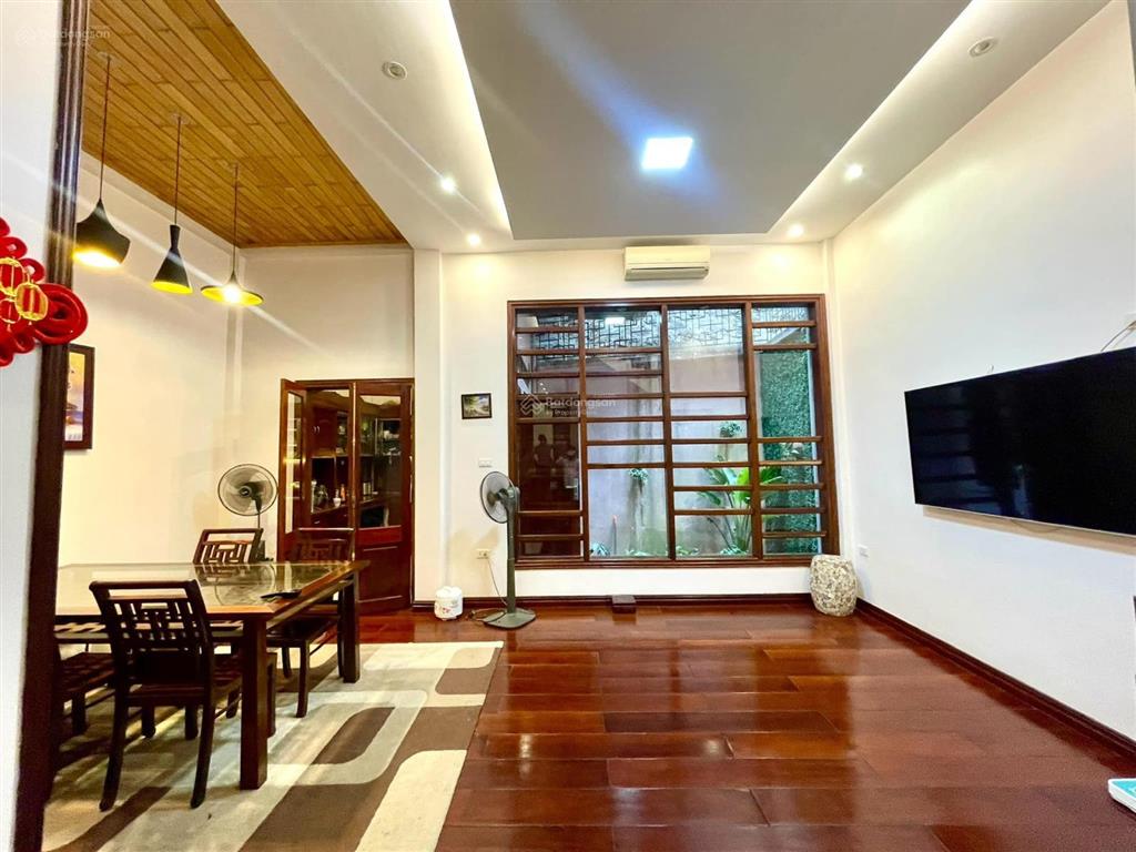 Nợ bank cần bán gấp nhà phân lô, hoàng quốc việt, 2 mặt ô tô tránh, 70m, hơn 20 tỷ. 0903 784 ***