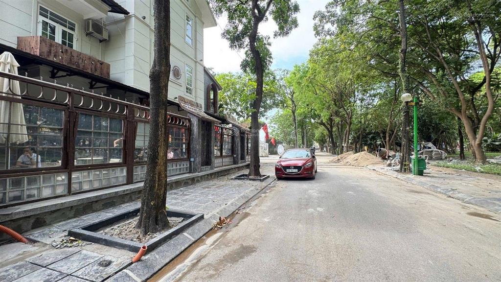 Biệt thự kđt pháp vân, lô góc cực đẹp 230m2  mặt tiền 25m  3.5 tầng  view vườn hoa, cây xanh