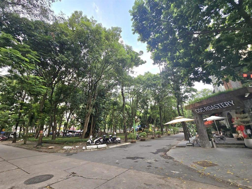Biệt thự kđt pháp vân, lô góc cực đẹp 230m2  mặt tiền 25m  3.5 tầng  view vườn hoa, cây xanh