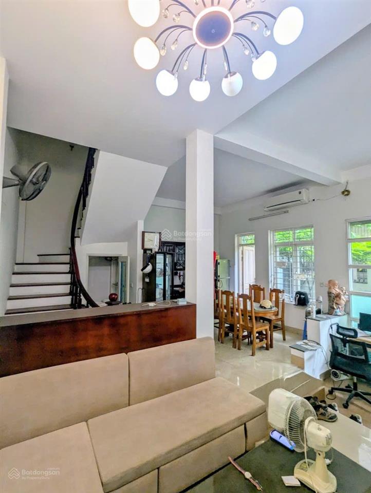Chính chủ cho thuê nhà số 1 ngõ hoàng hoa thám, gần sungrand thụy khuê, 55m2, 4 tầng, oto vào nhà