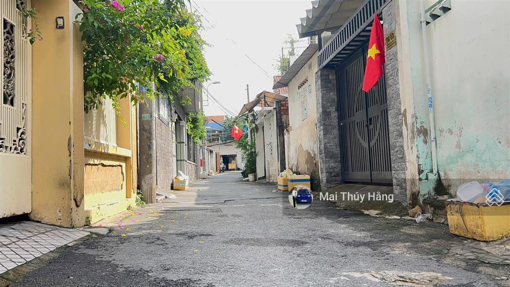 Đất full thổ cư ngang 9.2m vuông vức  đường xe hơi thông, xây cao tầng