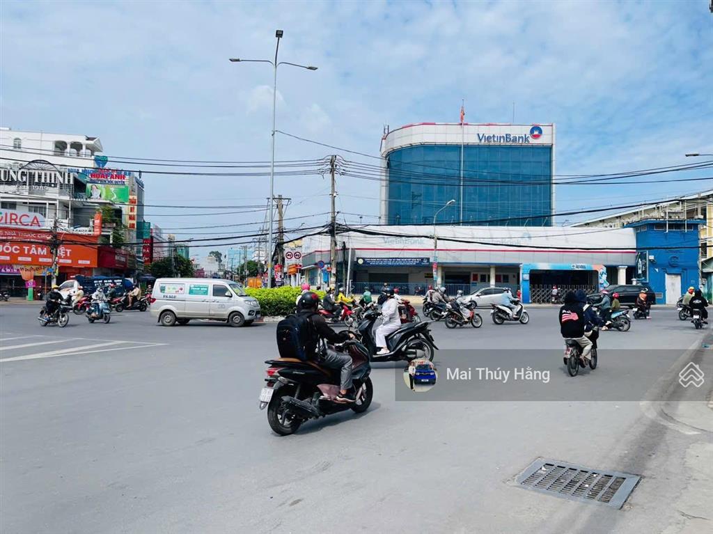 Xuống cọc là lời  giá chốt cực tốt  nhà 2 tầng ngang 8,2 bề thế  vị trí đắc địa ngay trung tâm