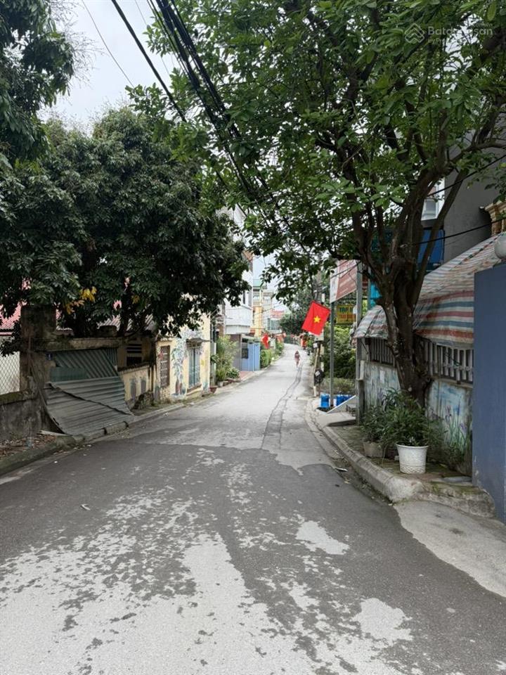 Bán đất tặng nhà cấp 4 ở ngay, view hồ, gần công viên, ngõ nông ô tô đỗ cổng, vị trí trung tâm 78m2