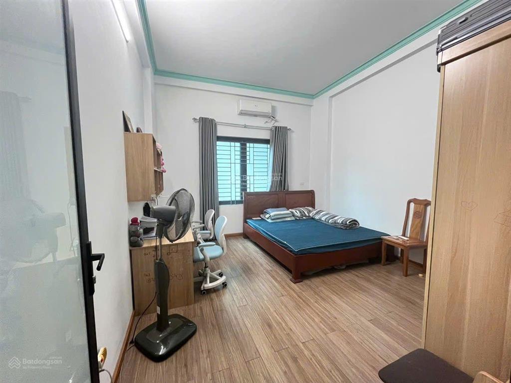 Bán nhà cự khối trong đê, 5 tầng, không qh, ngõ rộng ô tô đỗ tận cửa, gần công viên. 5,3 tỷ