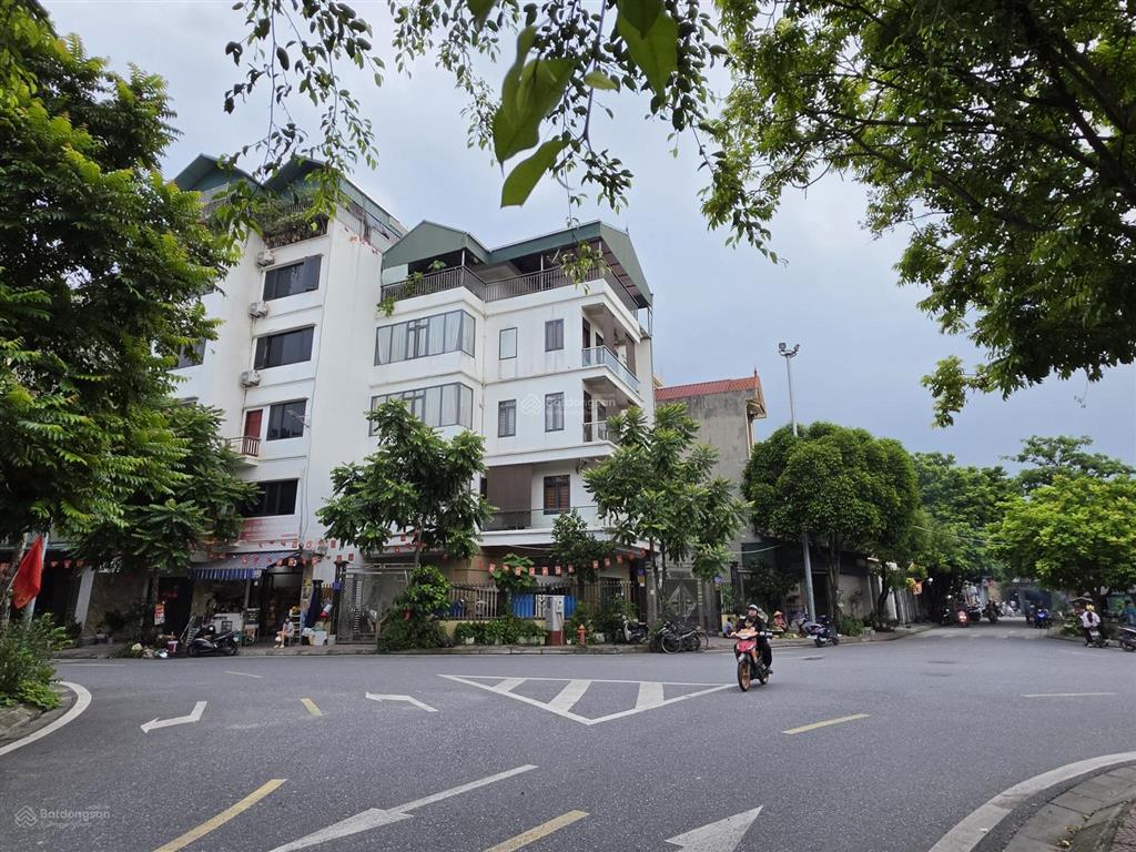 Bán nhà cự khối gần cầu vĩnh tuy, view thoáng, mặt tiền rộng đường ô tô tránh, kinh doanh. 68m2