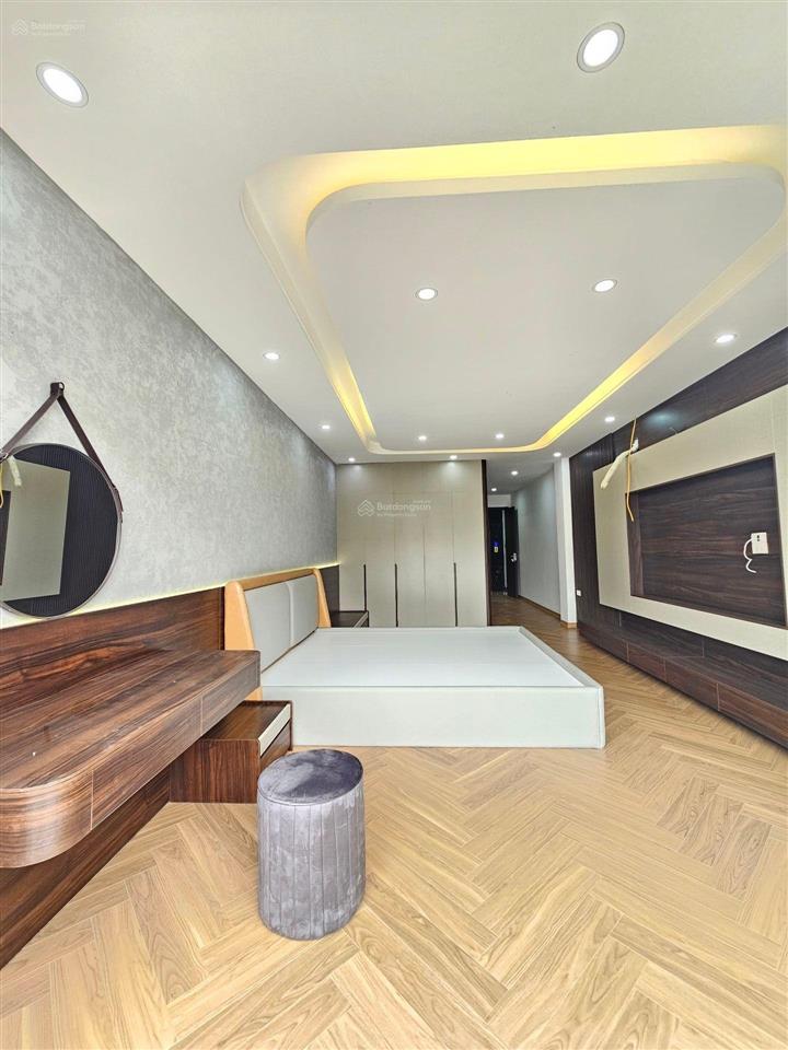 Bán nhà cự khối khu phân lô view hồ, xây mới 7 tầng thang máy full nội thất.