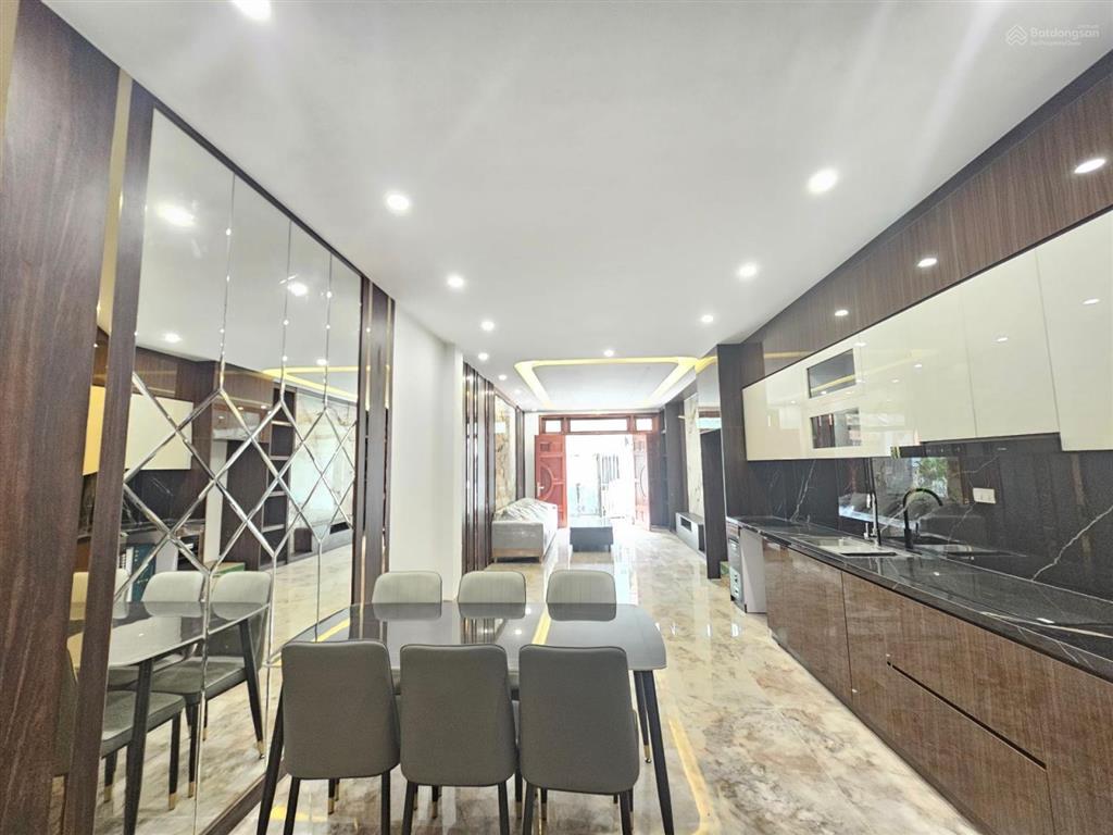Bán nhà cự khối khu phân lô view hồ, xây mới 7 tầng thang máy full nội thất.