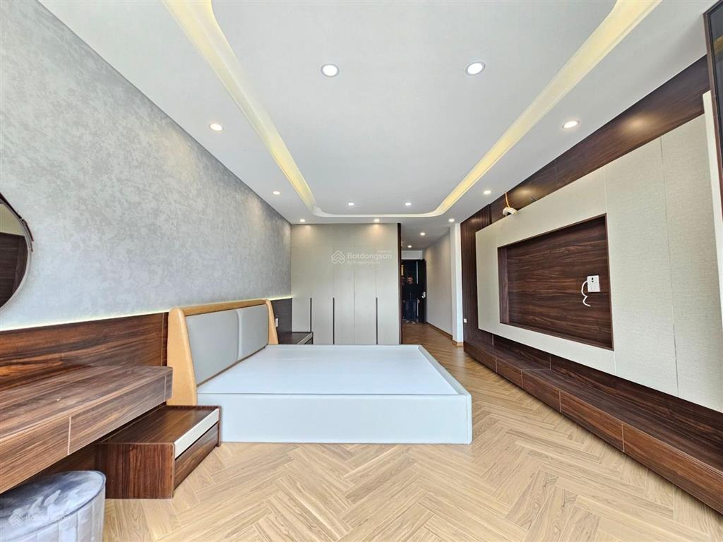 Bán nhà cự khối khu phân lô view hồ, xây mới 7 tầng thang máy full nội thất.