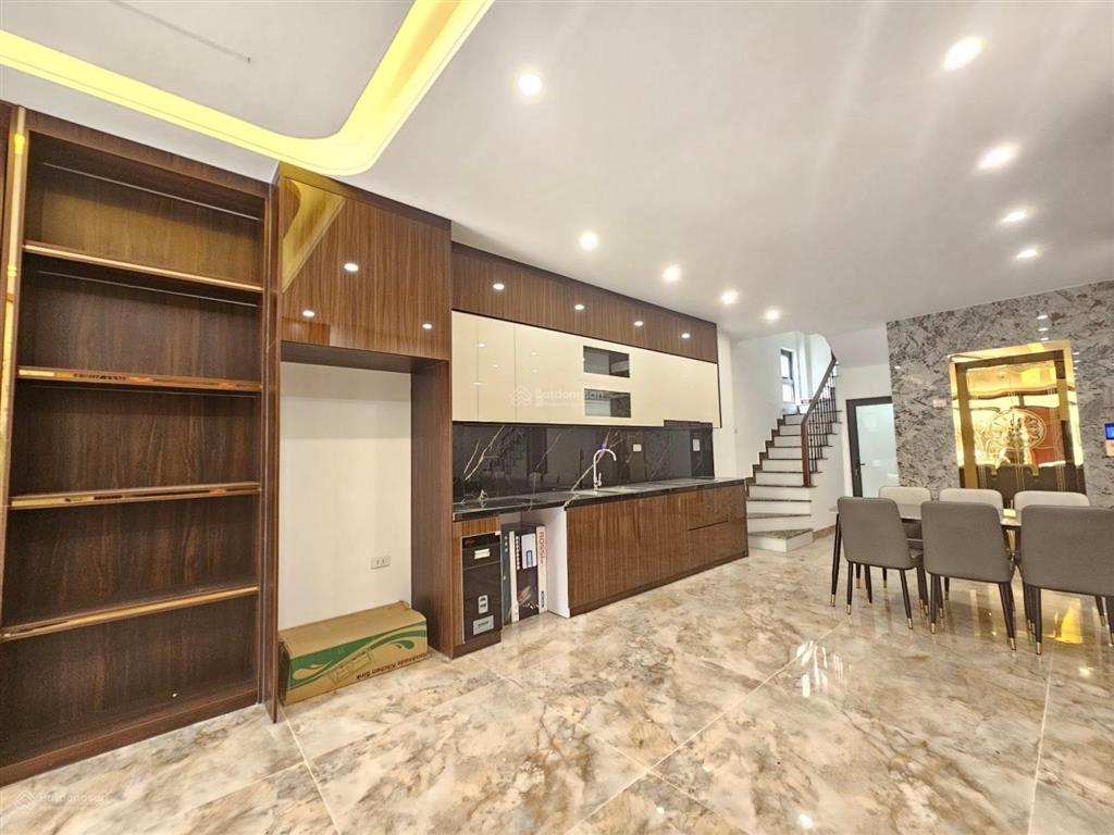Bán nhà cự khối khu phân lô view hồ, xây mới 7 tầng thang máy full nội thất.