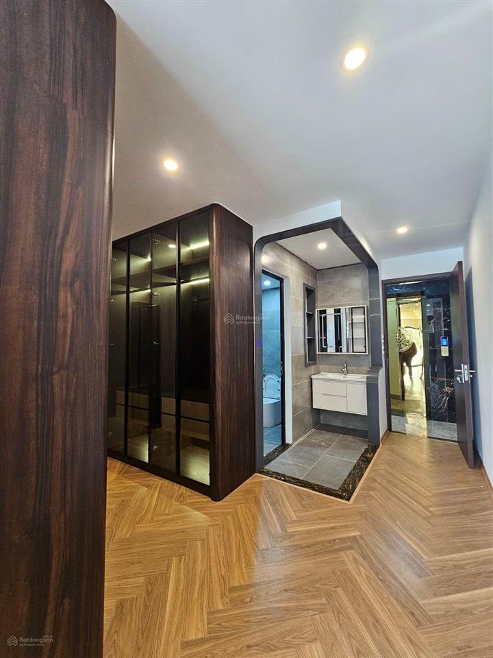 Bán nhà cự khối khu phân lô view hồ, xây mới 7 tầng thang máy full nội thất.