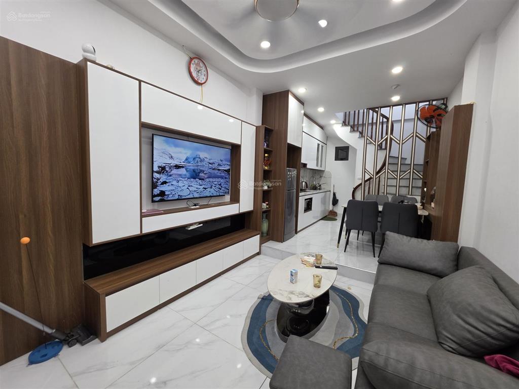 Trung tâm phường bồ đề  bán nhà 5 tầng gần cầu long biên 6,2 tỷ