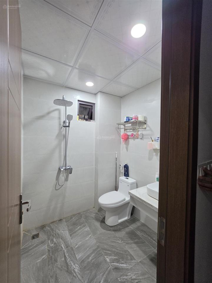 Trung tâm phường bồ đề  bán nhà 5 tầng gần cầu long biên 6,2 tỷ