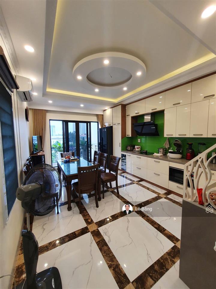 7 tầng thang máy, view hồ thoáng mát, gara 2 ô tô. dân trí cao, an ninh tuyệt đối. giá 29.5 tỷ