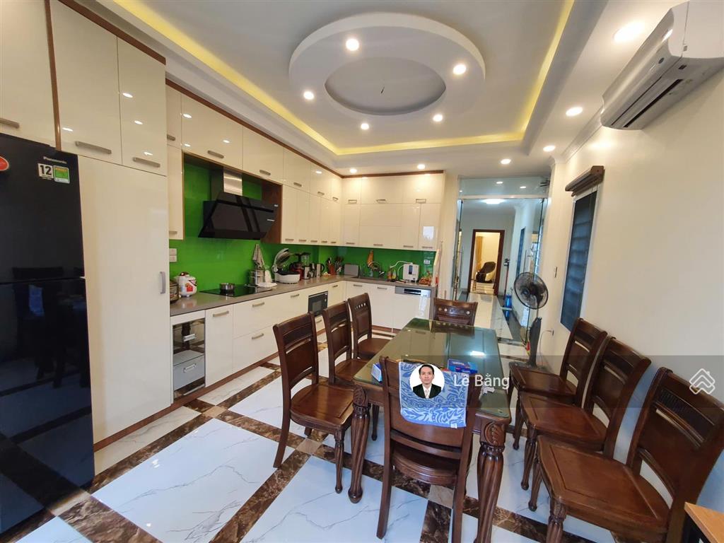 7 tầng thang máy, view hồ thoáng mát, gara 2 ô tô. dân trí cao, an ninh tuyệt đối. giá 29.5 tỷ