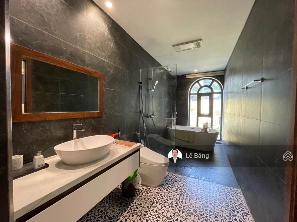 7 tầng thang máy, view hồ thoáng mát, gara 2 ô tô. dân trí cao, an ninh tuyệt đối. giá 29.5 tỷ