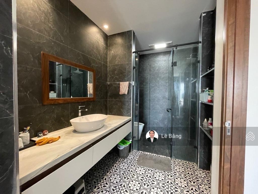 7 tầng thang máy, view hồ thoáng mát, gara 2 ô tô. dân trí cao, an ninh tuyệt đối. giá 29.5 tỷ