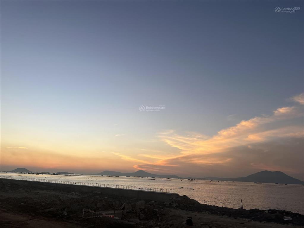 Một lô đất có view bình minh tuyệt đẹp, cách biển bãi tắm chỉ vài chục bước chân. giá chỉ 2 tỷ hơn