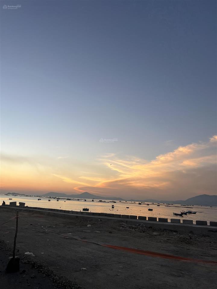 Một lô đất có view bình minh tuyệt đẹp, cách biển bãi tắm chỉ vài chục bước chân. giá chỉ 2 tỷ hơn