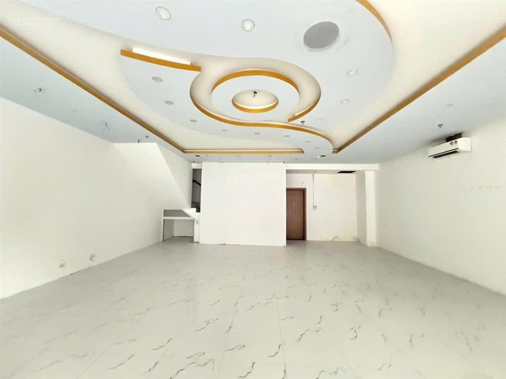 3 tầng đẹp, kinh doanh sầm uất  vị trí vàng sala