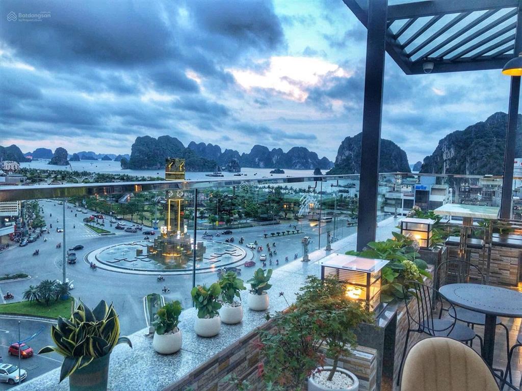 Khách sạn hiện đại nằm ở vị trí đắc địa nhìn ra vịnh