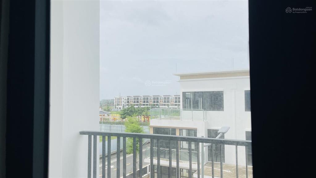 Nhà phố đối diện biệt thự (46tr/m2)   0961 575 ***