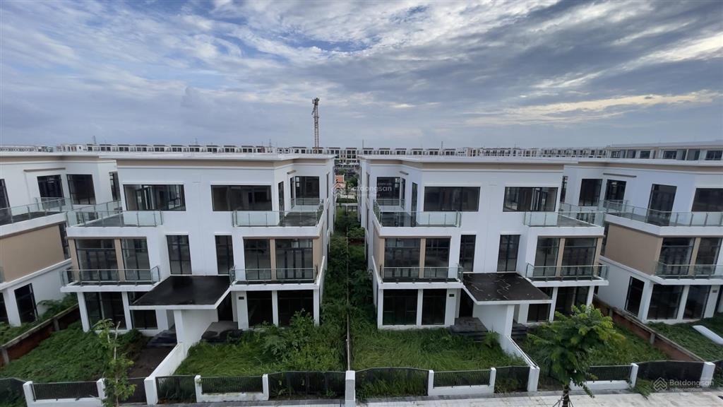 Nhà phố đối diện biệt thự (46tr/m2)   0961 575 ***