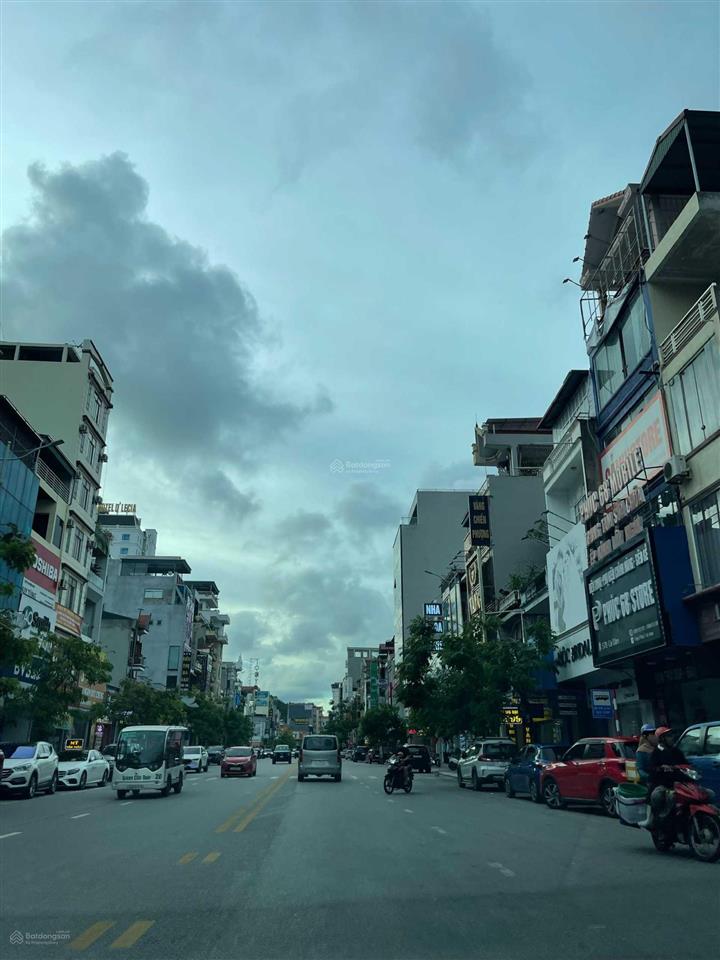 Bán lỗ giá 28 tỉ tòa nhà 7 tầng ô góc trục cái dăm bãi cháy trung tâm hạ long 250m2,  0914 043 ***