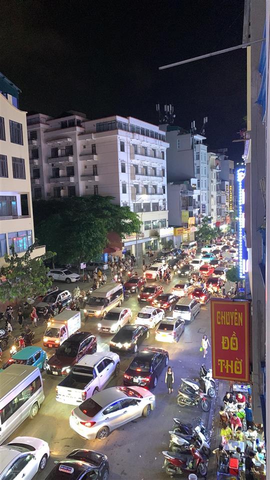 Bán lỗ giá 28 tỉ tòa nhà 7 tầng ô góc trục cái dăm bãi cháy trung tâm hạ long 250m2,  0914 043 ***