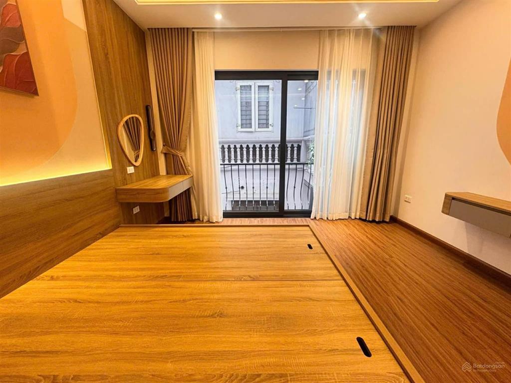 Bán nhà riêng tại phường bồ đề, 7 tầng thang máy, 9,7 tỷ, 40m2, chính chủ, giá ưu đãi.