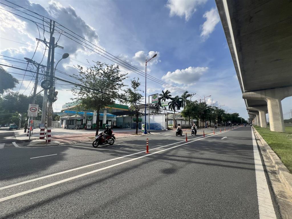 Chính chủ bán 2000m2 góc 2 mặt tiền xn hiếm có trực diện ga metro giá tốt,  0902 721 ***