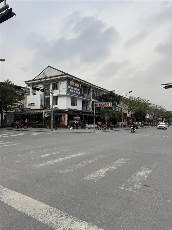 Cho thuê lô góc bt an phú 200m2 hoàn thiện đẹp, mặt đường 27m.