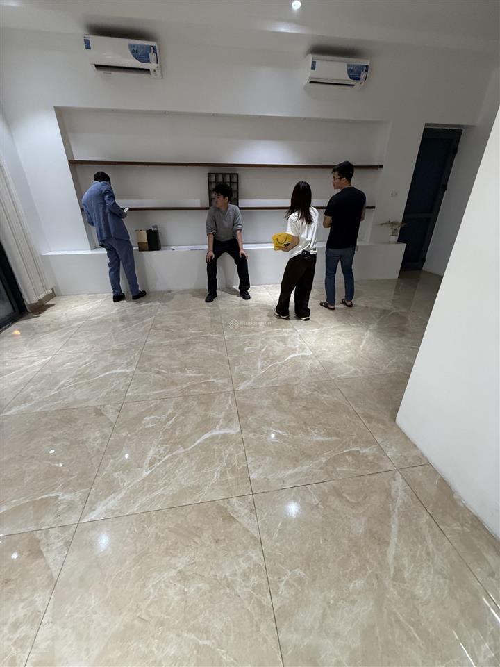 Cho thuê lô góc bt an phú 200m2 hoàn thiện đẹp, mặt đường 27m.