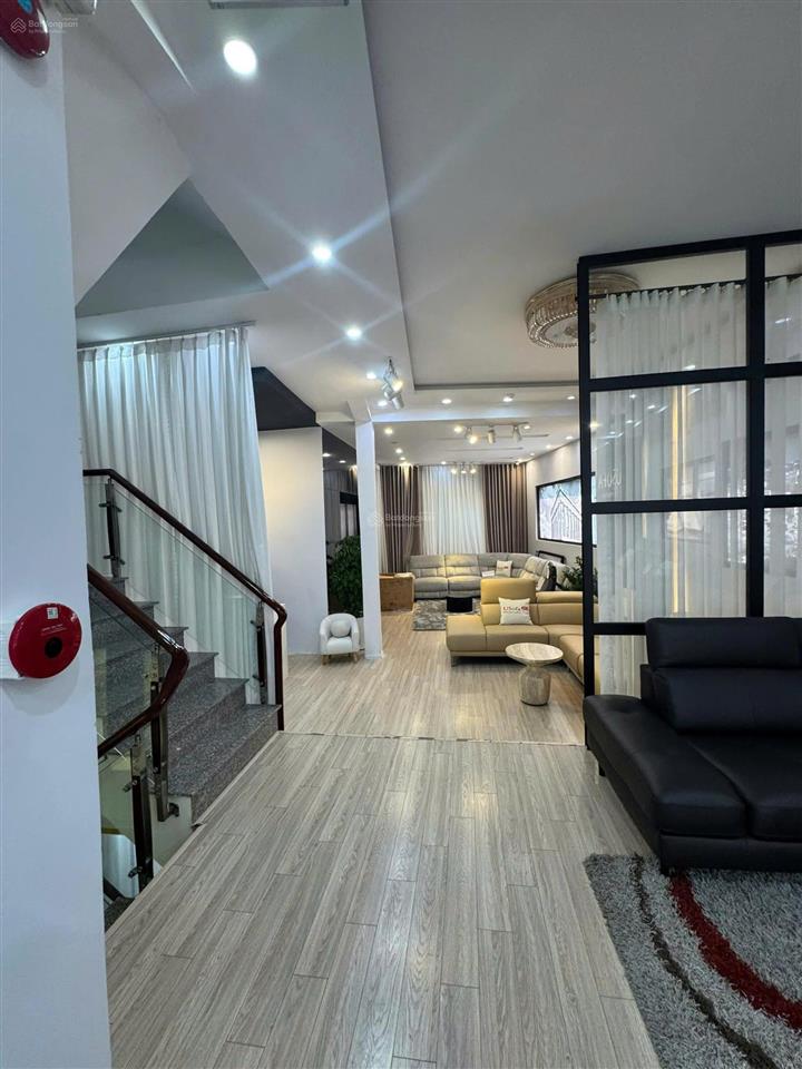 Cho thuê nhà mt ngô gia tự, p.9, q10 dt 5x28m nở hậu 6.8m trệt 3 lầu st giá 130 triệu