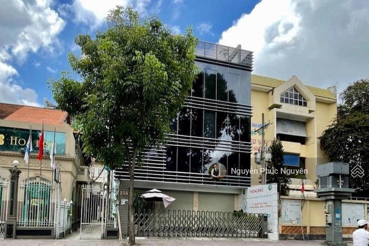 Cho thuê nhà mt võ thị sáu, phường võ thị sáu, quận 3  dt 12x15m  trệt 4 lầu st  giá 150 triệu